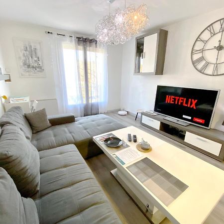 Le Cafe Charmant, Appartement Dans Immeuble Avec Parking Barriere, Balcon L'Arbresle Exterior photo