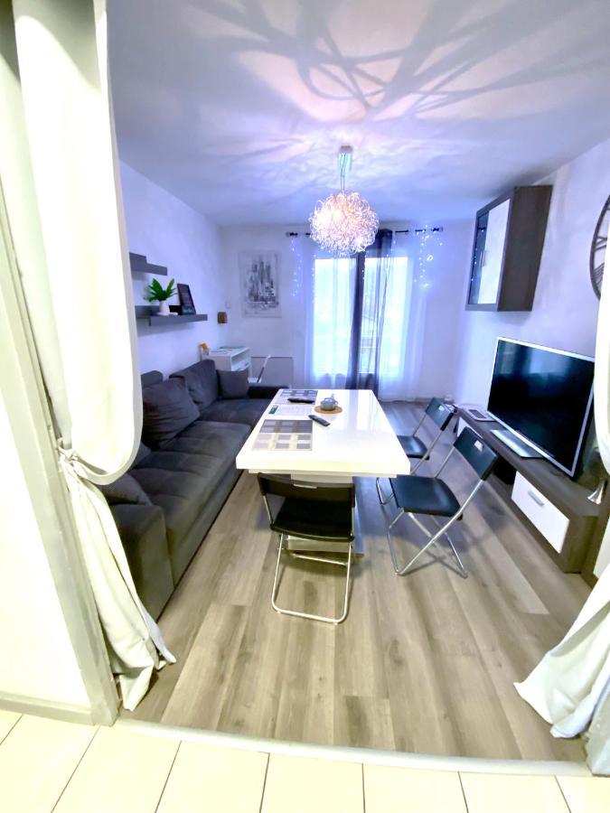 Le Cafe Charmant, Appartement Dans Immeuble Avec Parking Barriere, Balcon L'Arbresle Exterior photo